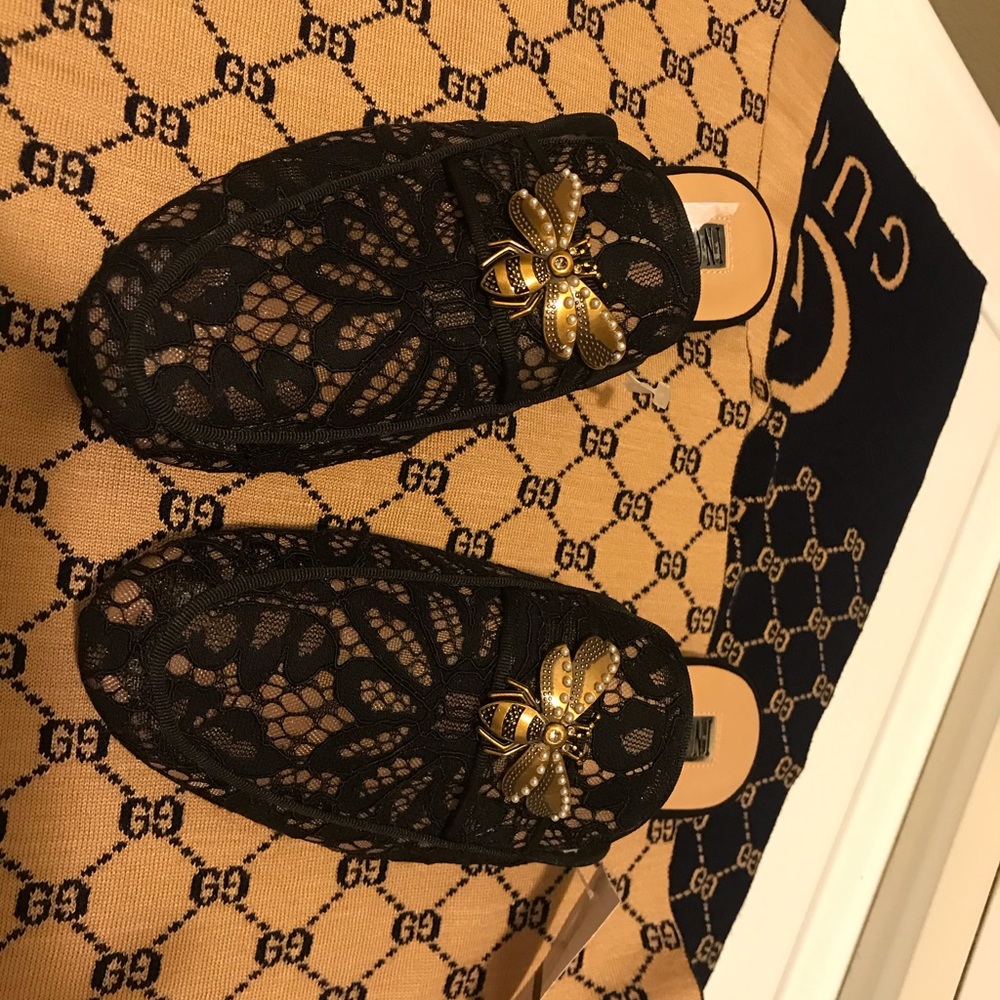 Shoes with bee
